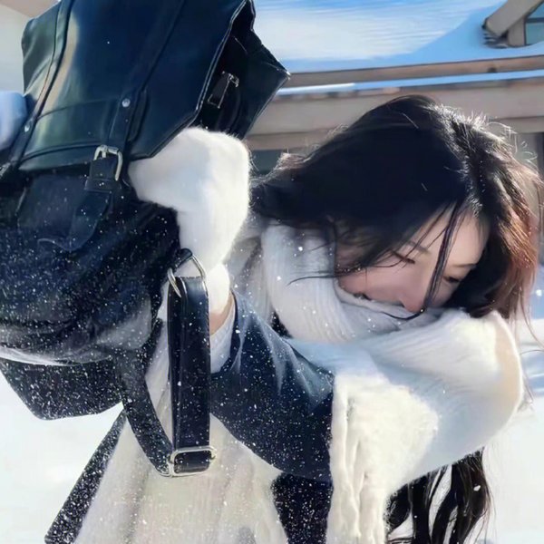 小鬼头上的女人